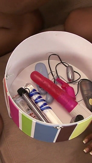 Two ebony babes having wet orgasms